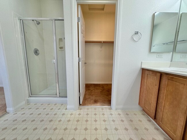 Building Photo - BEAUTIFUL 4 BEDROOM HOME IN GUARD GATED CO...