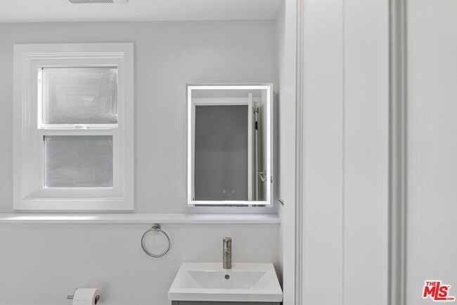 Building Photo - 2383 Panorama Terrace