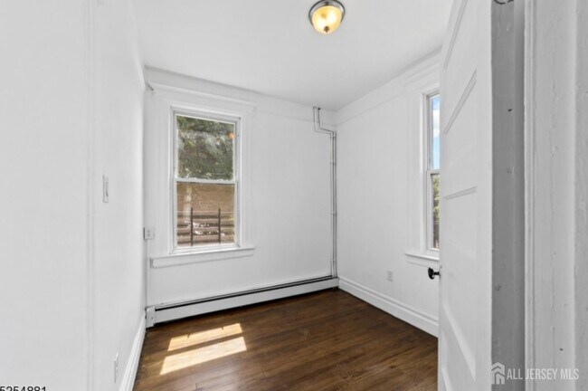 Building Photo - 410 Chadwick Ave