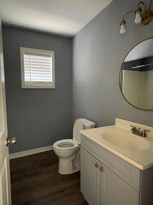 Building Photo - Quaint Home!