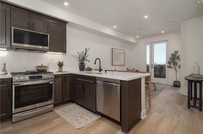 Building Photo - APARTMENT