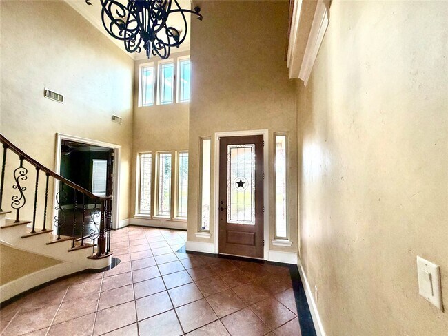 Building Photo - 1631 S Persimmon St