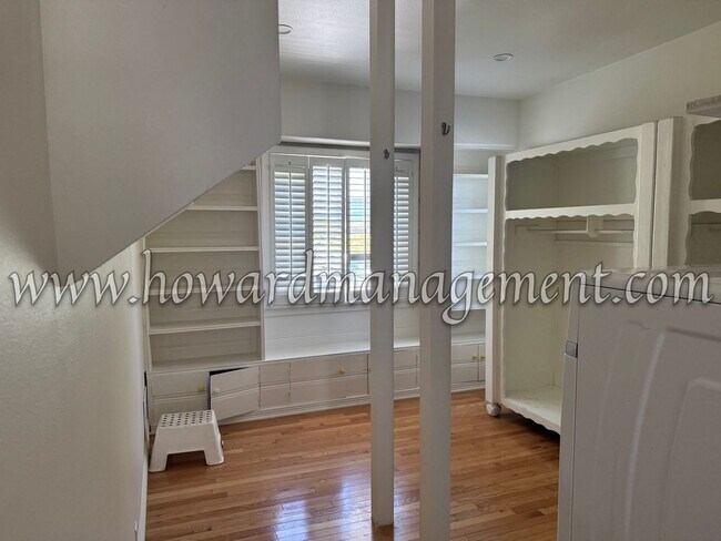 Building Photo - Private and Cozy 4 Bedroom Home located in...