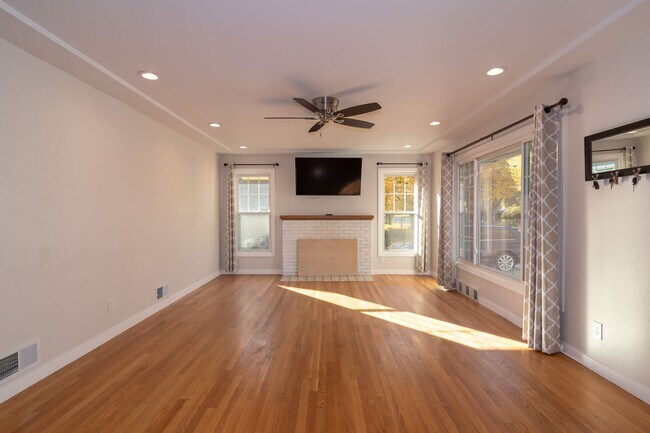 Building Photo - 5 Bed 2 Bath Home Available in Spokane Valley!