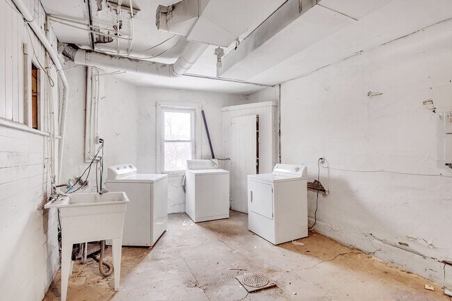 Building Photo - Newly Renovated 4 Bedroom Home in West Lib...