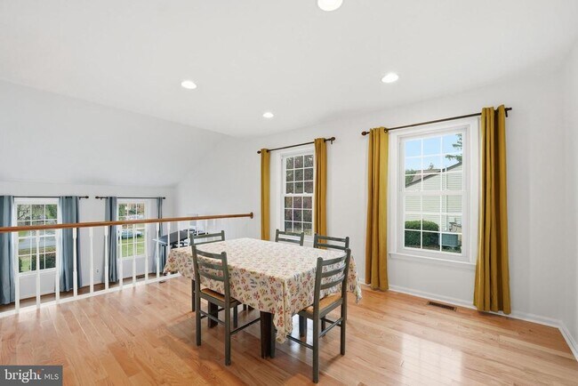 Building Photo - 9420 Lakeside Dr