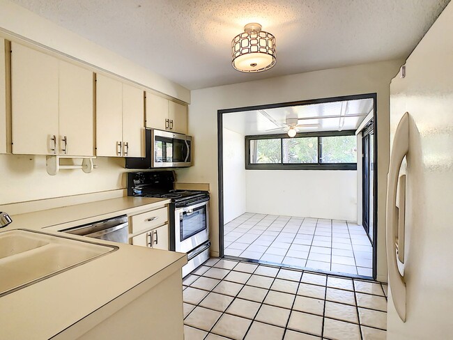 Building Photo - RARE 3 BEDROOM/ 2 BATH IN THE HIGHLY DESIR...