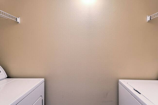 Building Photo - SW- 2 Bedroom Condo!