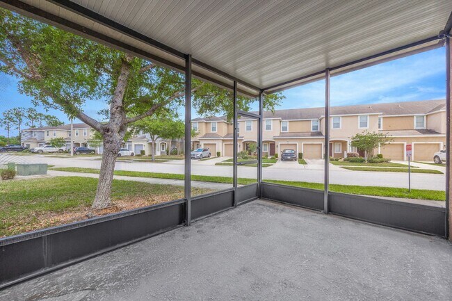 Building Photo - 3 Bedroom 2 Bathroom Townhouse