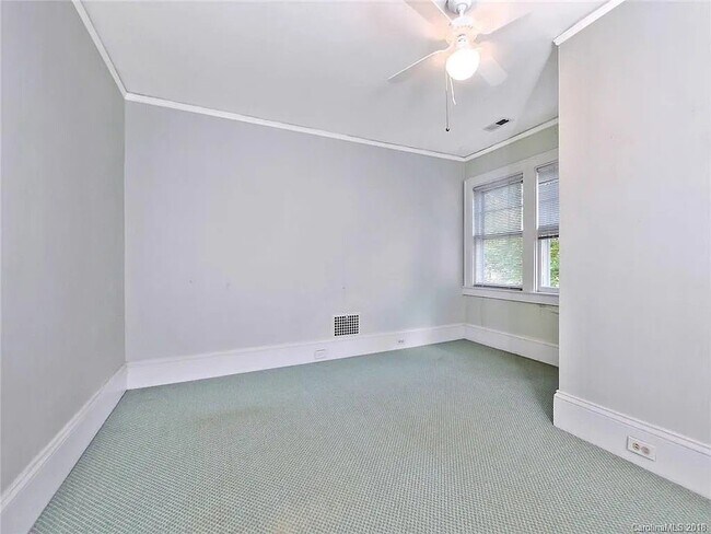 Building Photo - 2404 Charlotte Dr