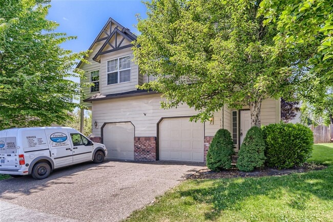 Building Photo - Spacious Two-Level Duplex Home with Fenced Backyard in Hillsboro!