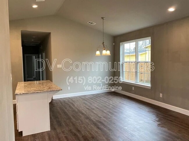Building Photo - 1202 3rd St