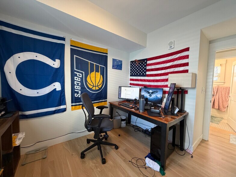 Building Photo - 208 Banks St