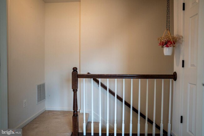 Building Photo - 42243 Canary Grass Square