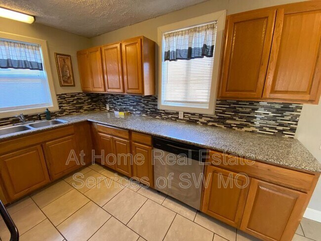 Building Photo - 1471 E Mcgee St