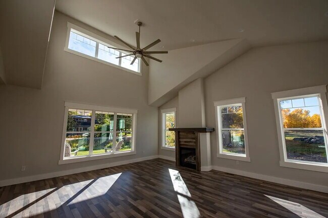 Building Photo - Beautiful and Spacious 3 Bed, 2.5 Bath Hom...