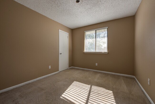 Building Photo - 21427 Park Run Dr