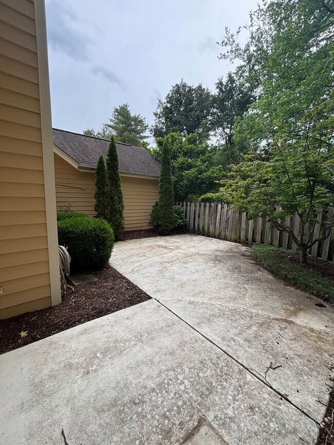 Building Photo - West Knoxville Townhouse