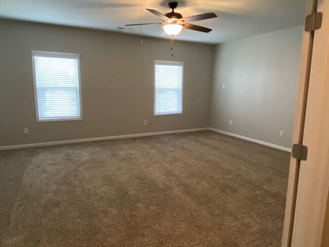 Building Photo - 4 bed, 3 bath home in Hawthorn Ridge is Av...