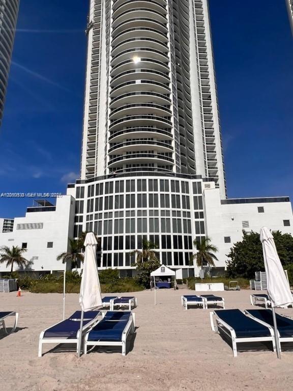 Building Photo - 15811 Collins Ave