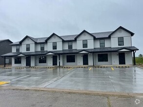 Building Photo - BEAUTIFUL 3 BEDROOM 2.5 BATHROOM TOWNHOUSE...