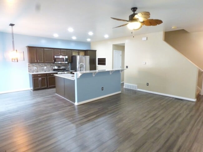 Building Photo - 3 Bd 3.5 Bath Model Like Townhome in Riverton