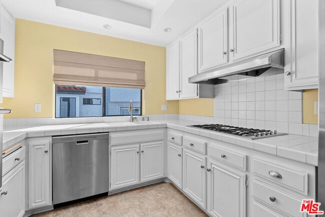 Building Photo - 1561 Palisades Dr