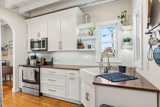 Building Photo - Furnished Country Home For Rent