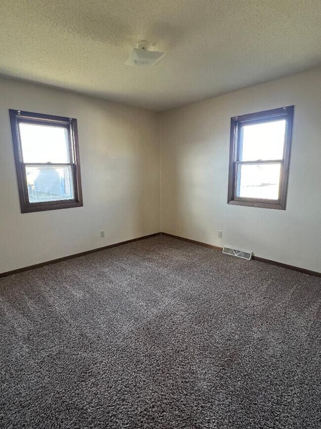 Building Photo - Must see 3 bedroom, 2 bath home with bonus...