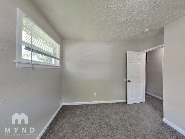Building Photo - 6125 Roselawn Dr