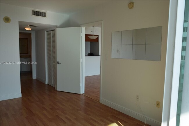 Building Photo - 1800 N Bayshore Dr