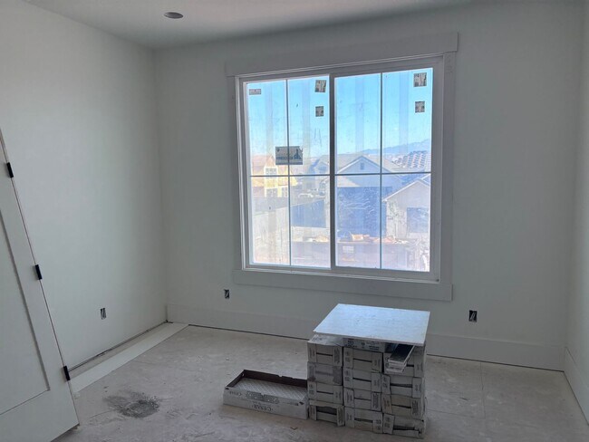 Building Photo - Beautiful 2 story with 6 bedrooms and swimming pool