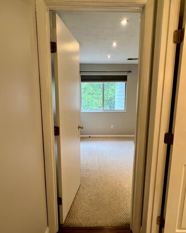 Building Photo - 8859 Eagleview Dr