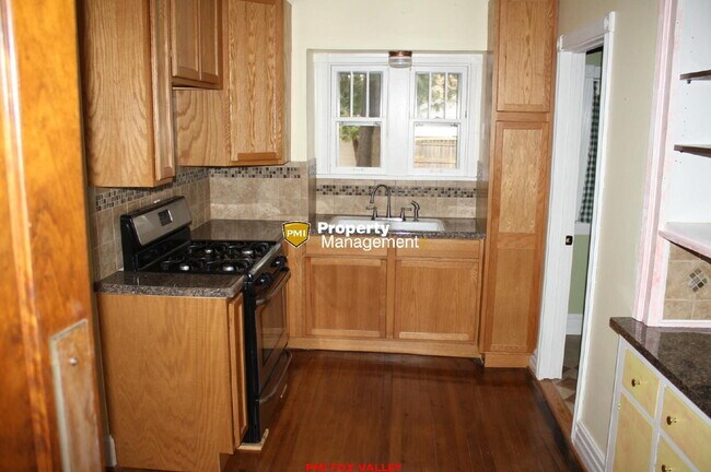 Building Photo - Charming 3 Bedroom Character home.