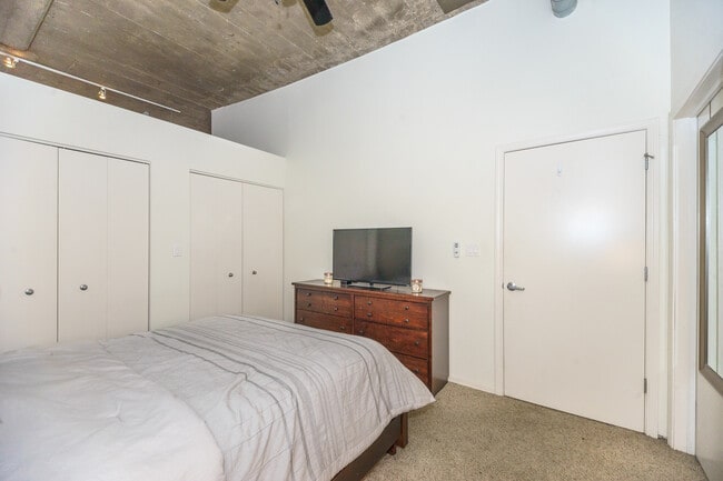 Building Photo - 1000 W 15th St