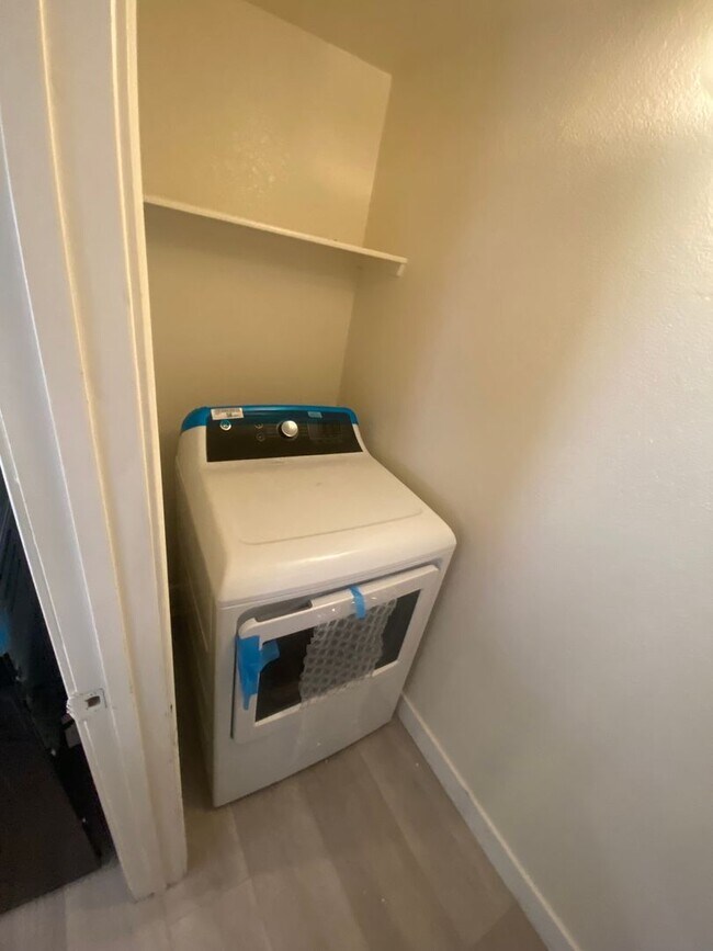 Building Photo - 2 BEDROOM 2 BATHROOM LOCATED IN GATED COMM...