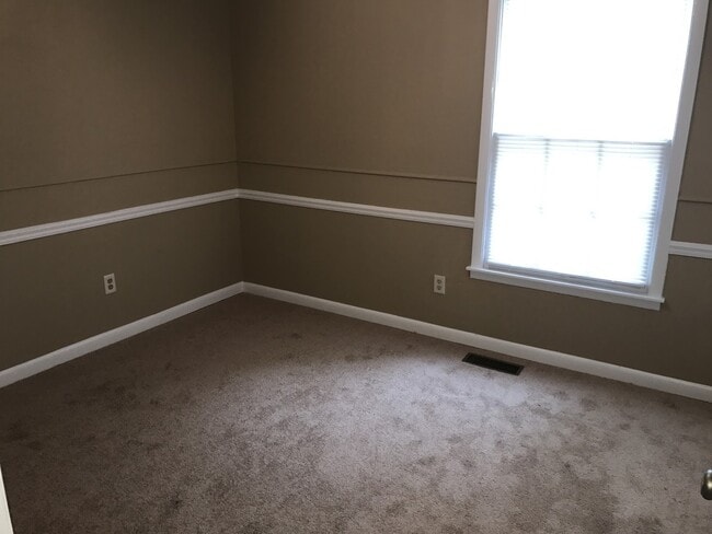 Building Photo - 3 bed 2 bath home for rent