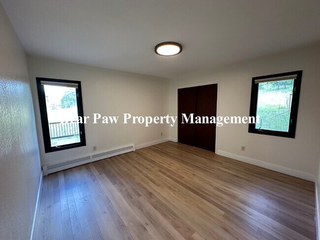 Building Photo - Spacious 4-Bed, 4.5-Bath Retreat in with B...