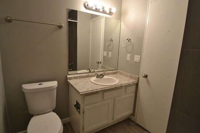 Building Photo - 2920 Straus Ln