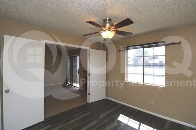 Building Photo - 533 W Guadalupe Rd
