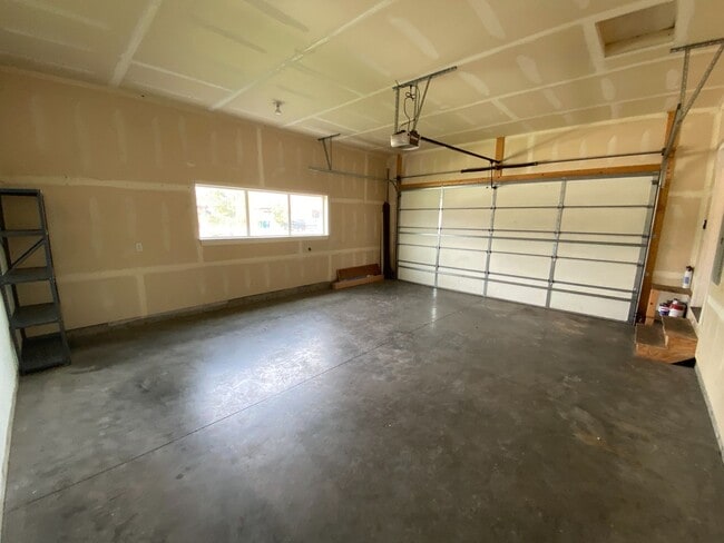 Building Photo - 5 Bedroom 2 Bath Single Family Home in Bozeman!