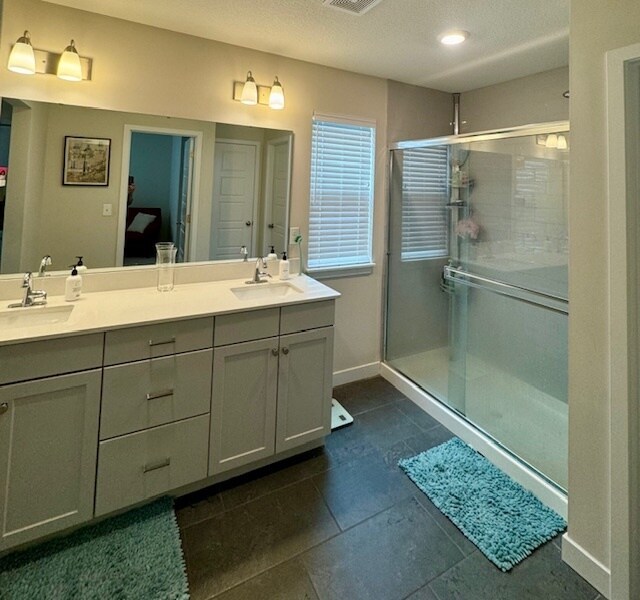 Building Photo - Large 4 Bedroom with Finished Basement - L...