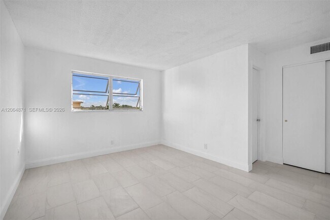 Building Photo - 2601 NE 3rd Ct