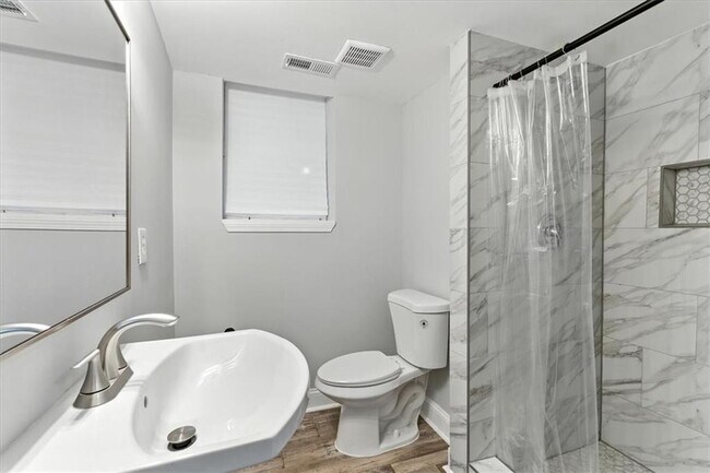Building Photo - 893 Woodmere Dr NW