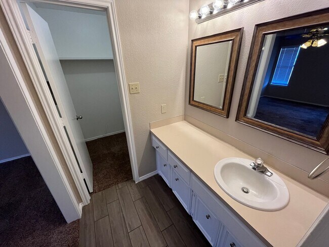 Building Photo - Cute Duplex