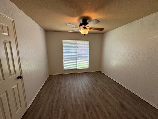 Building Photo - Storm Shelter!! Moore Schools 3 bed + offi...