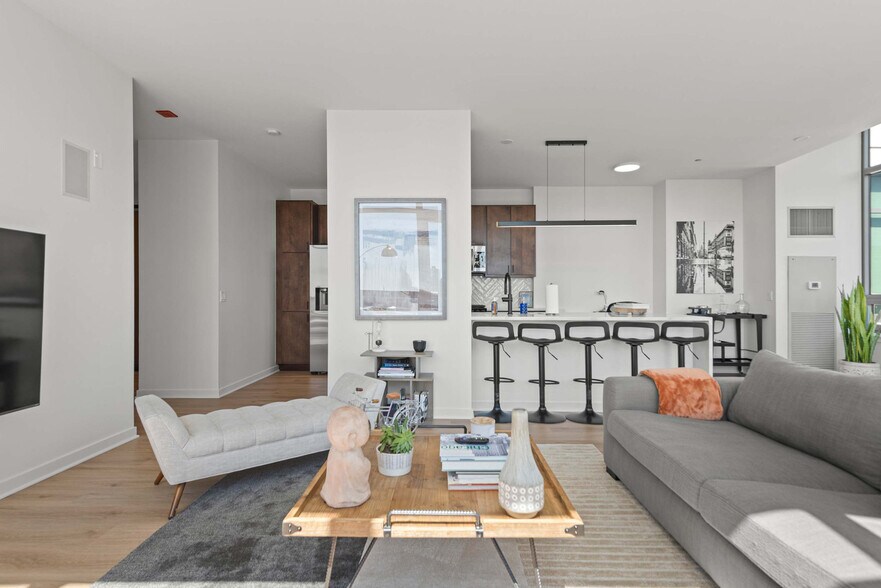 Building Photo - 716 W Kinzie St