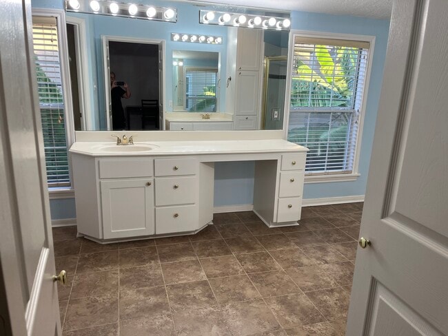 Building Photo - 6855 Bellgreen Dr