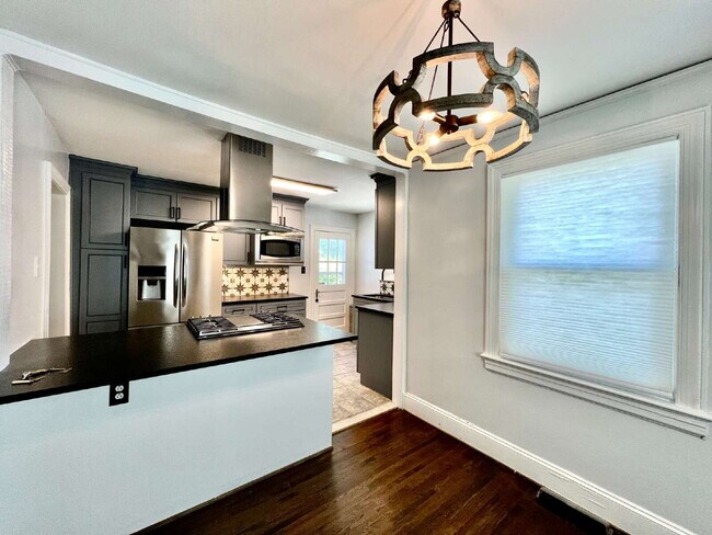 Building Photo - Picturesque 3 Bedroom House!
