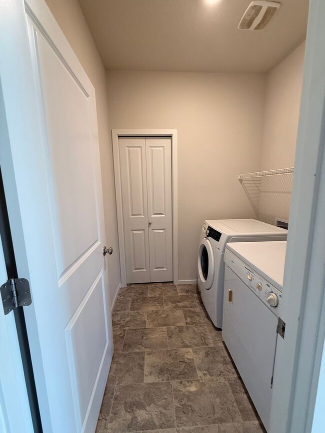 Building Photo - Newer single level 3 bed 2 bath home in NE Salem